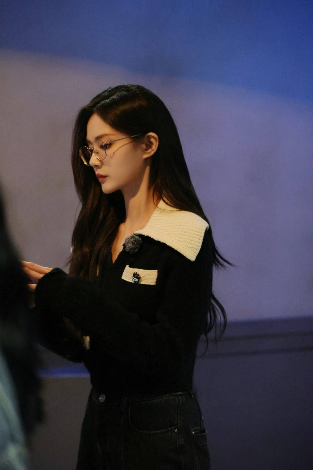 李一桐参加《女子推理社》综艺节目，戴着眼镜加牛仔裤穿搭图片