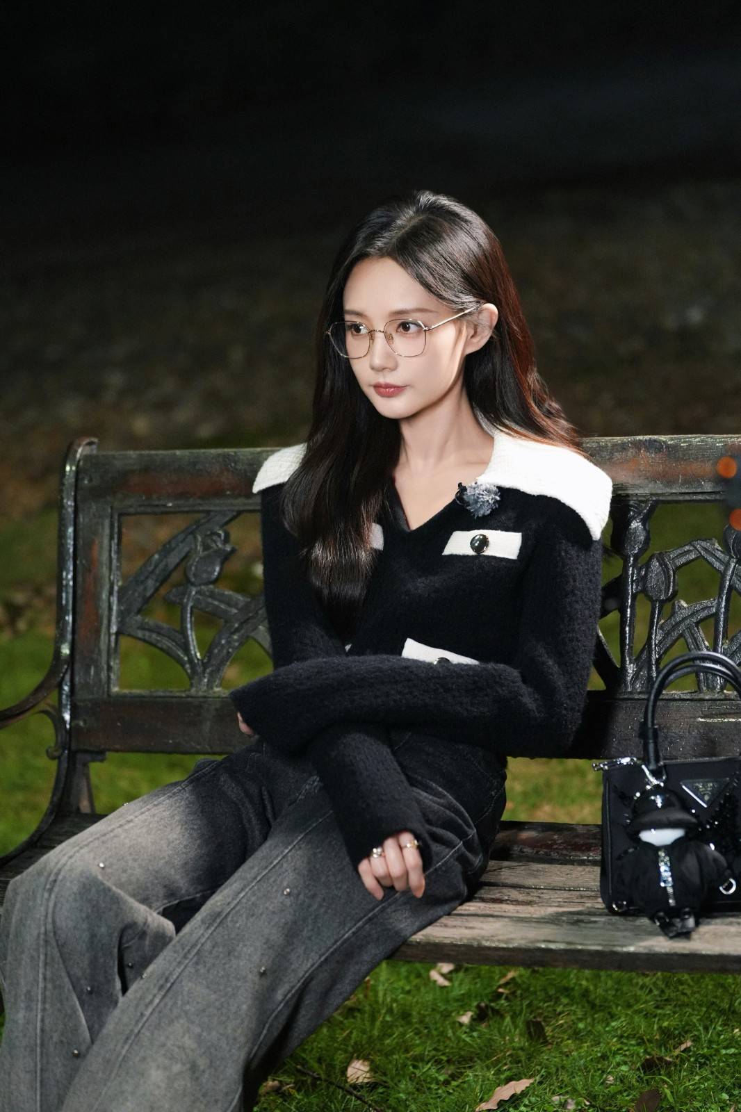 李一桐参加《女子推理社》综艺节目，戴着眼镜加牛仔裤穿搭图片
