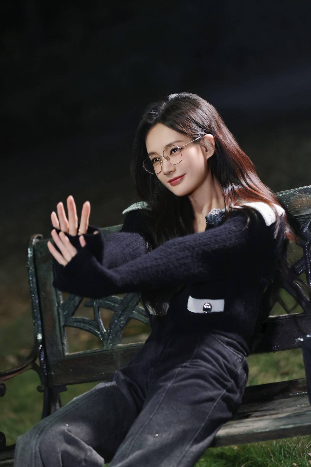李一桐参加《女子推理社》综艺节目，戴着眼镜加牛仔裤穿搭图片