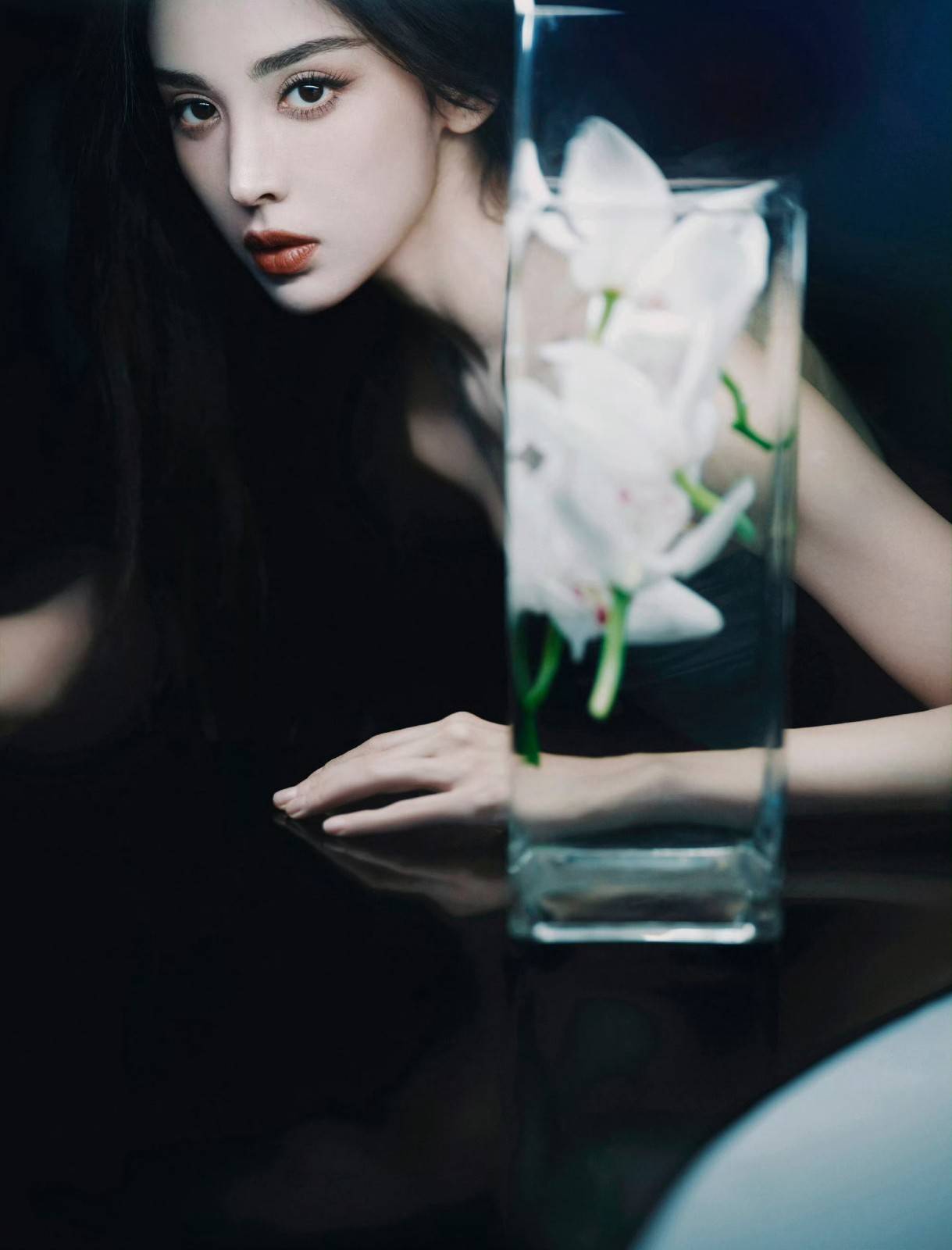 古力娜扎一袭抹胸开叉黑裙穿着活动写真，尽显修长******质感图集