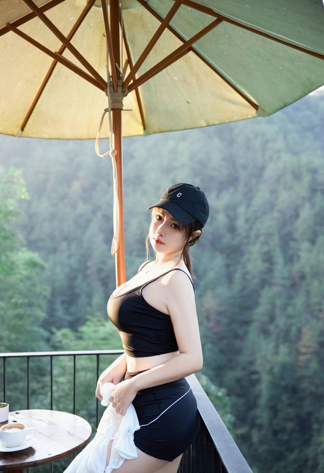 山庄晨曦，薄雾轻漫，可爱微胖美女养乐多黑色运动衣短裤晨练一丝不苟写真套图