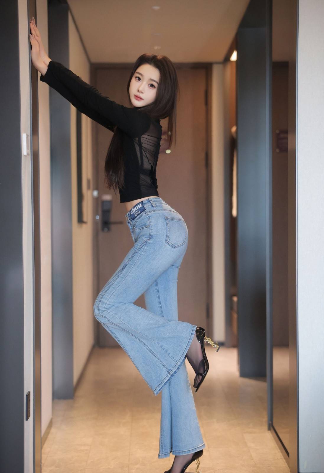 高颜值美女Candy糖糖紧身黑色上衣加简约牛仔裤******穿着显高挑******身材写真图集