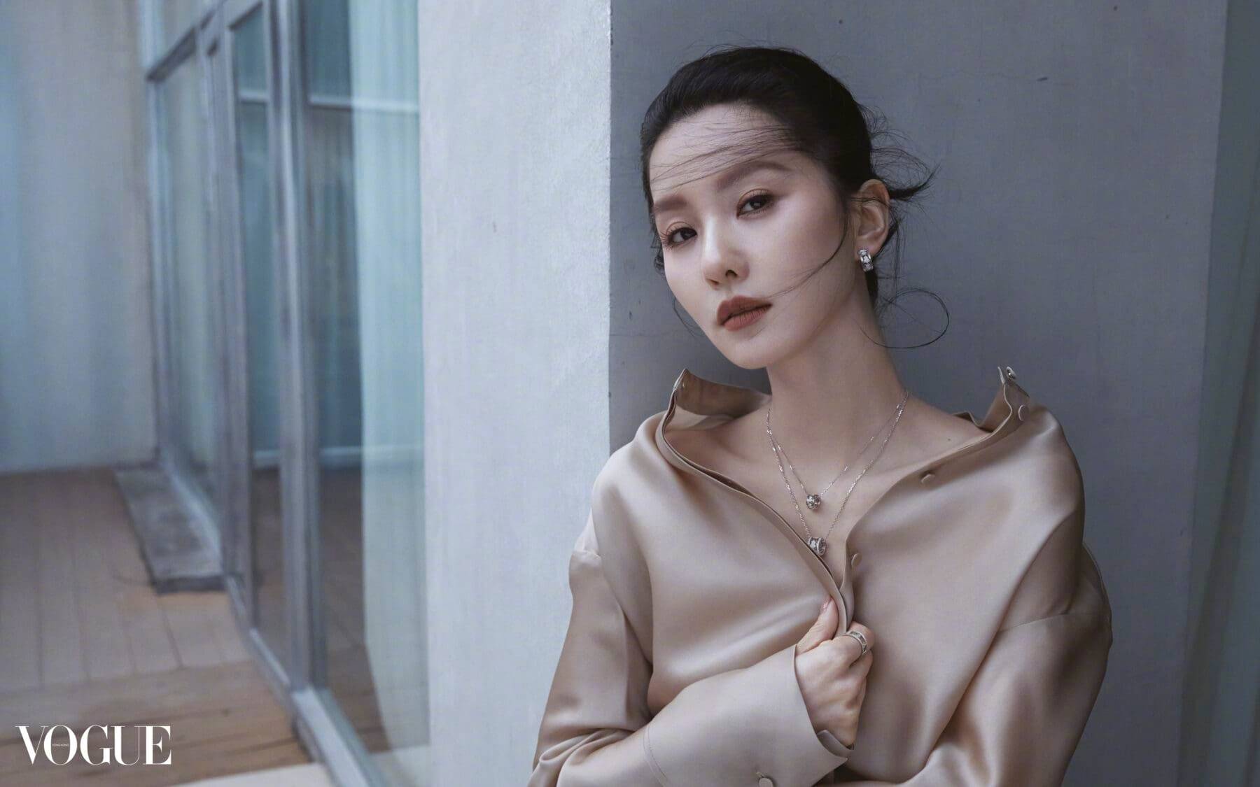 刘诗诗登港版VOGUE开年刊，解锁首张VOGUE封面，东方美人优雅开年