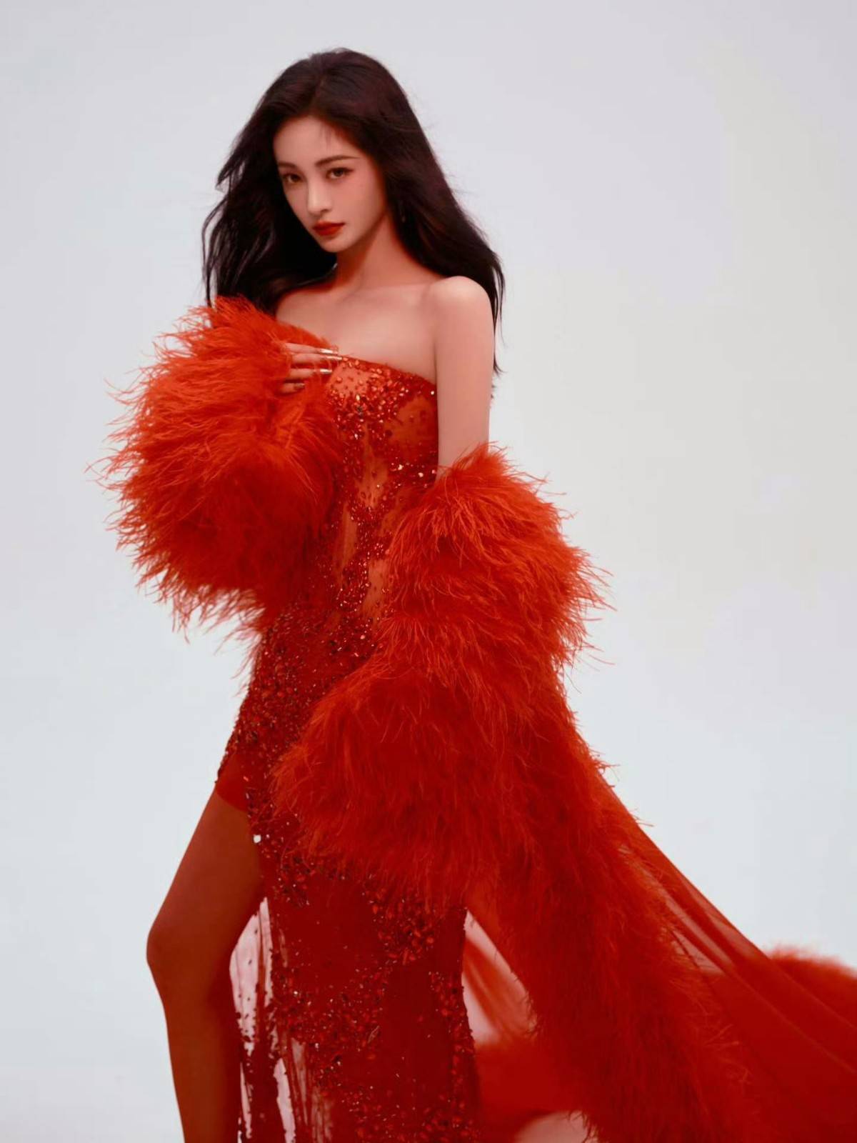 周洁琼新年中国红魅力裙装穿着美丽优雅写真图集