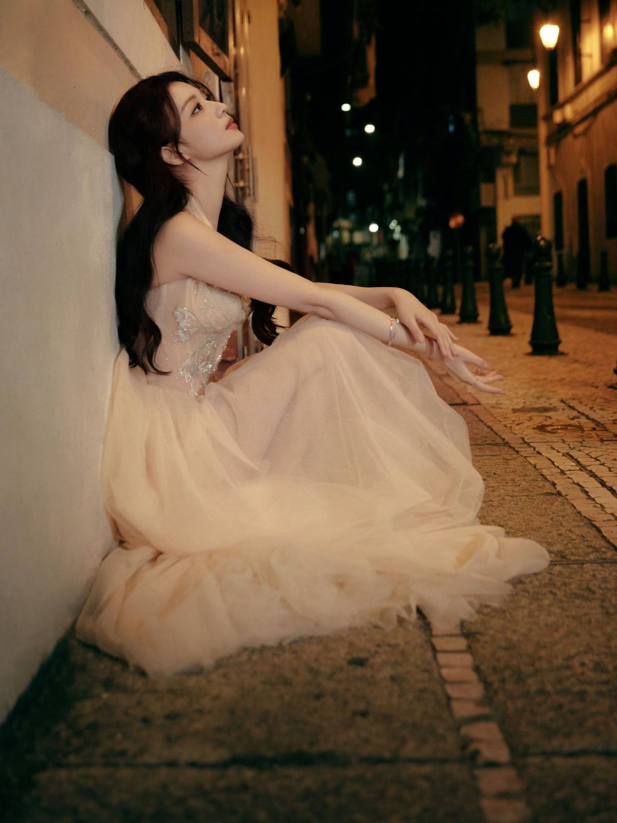王楚然一袭轻纱长裙现身夜晚街头美拍优雅写真图片