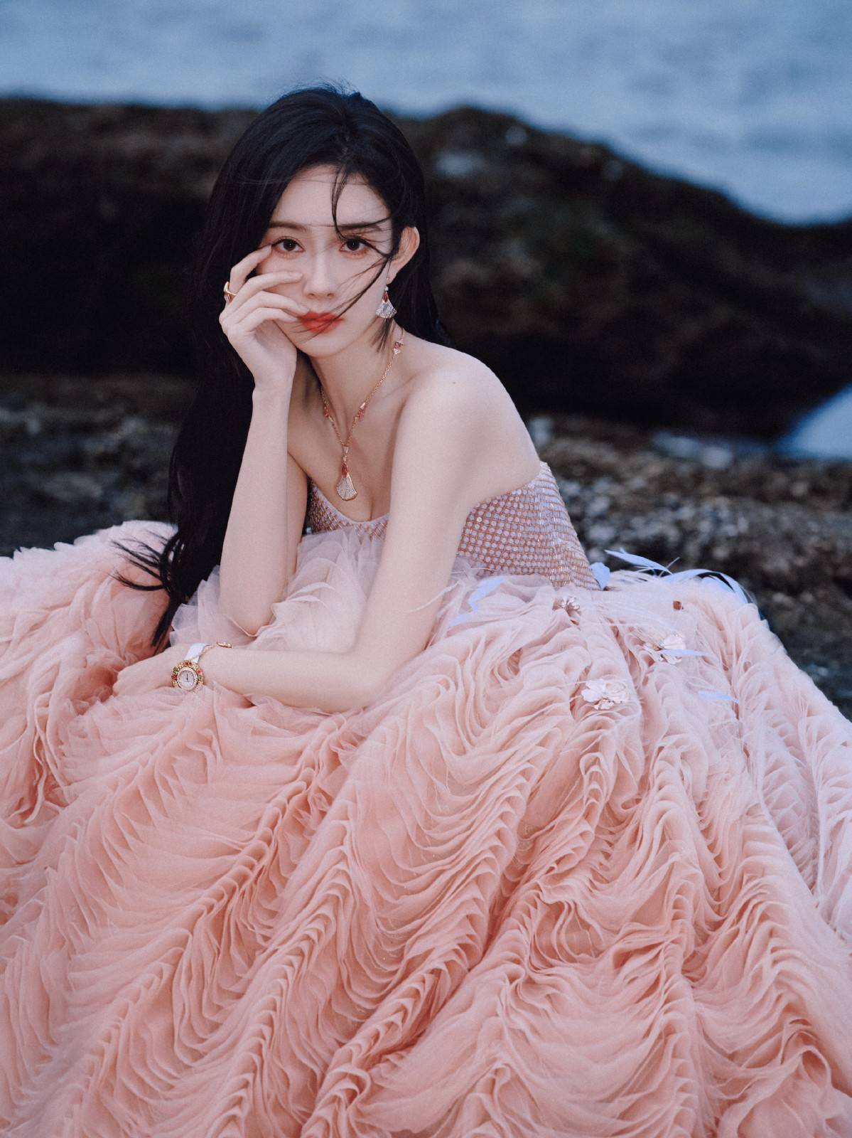 孟子义一袭粉色公主蓬蓬裙海边浪漫写真，宛如盛开的香槟玫瑰