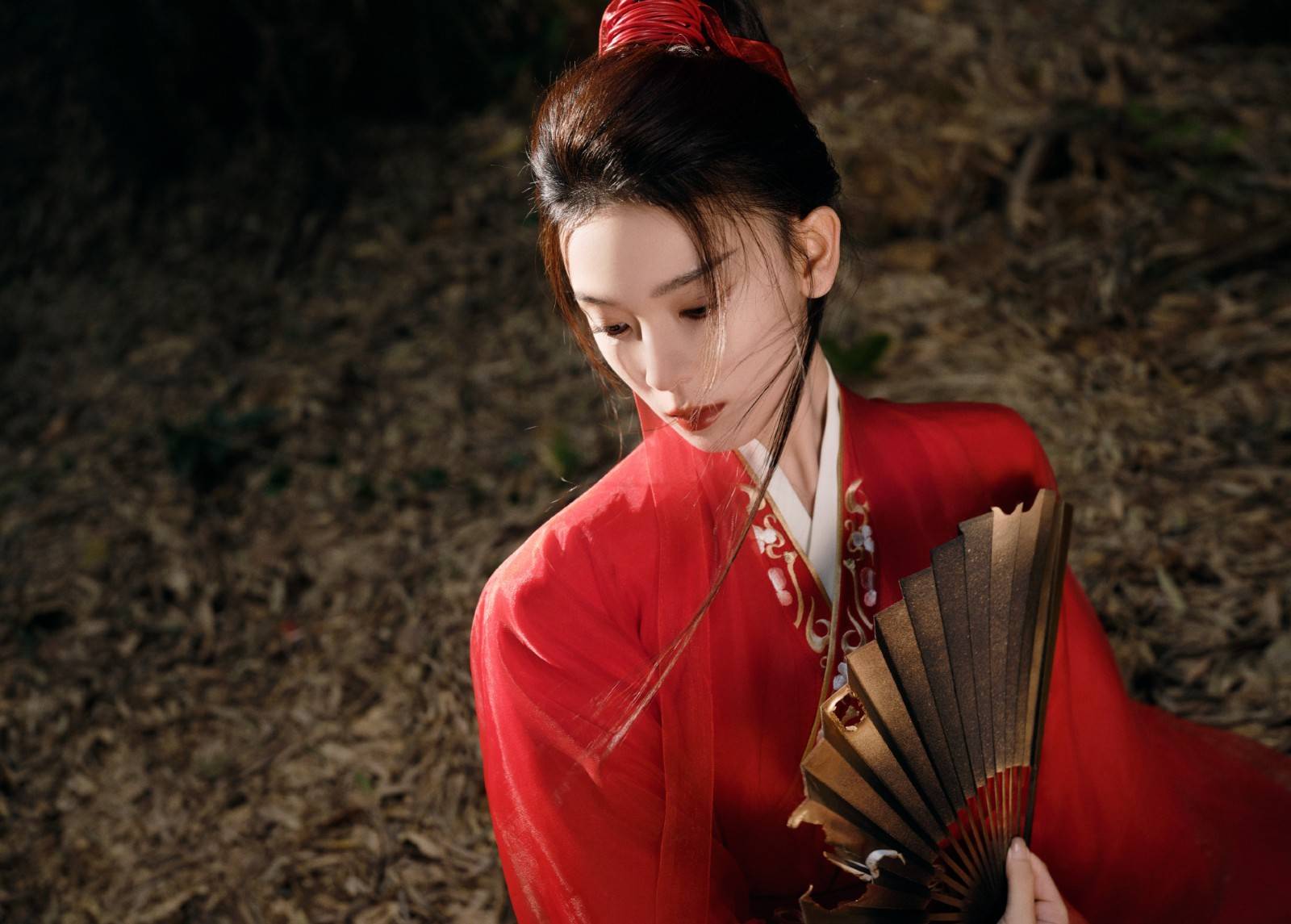 陈瑶化身红衣女侠，手拿纸扇，竹影婆娑，潇洒飘逸写真图片