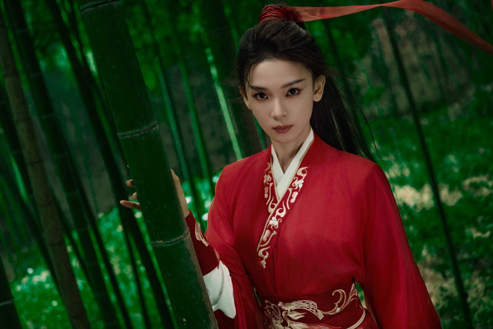 陈瑶化身红衣女侠，手拿纸扇，竹影婆娑，潇洒飘逸写真图片