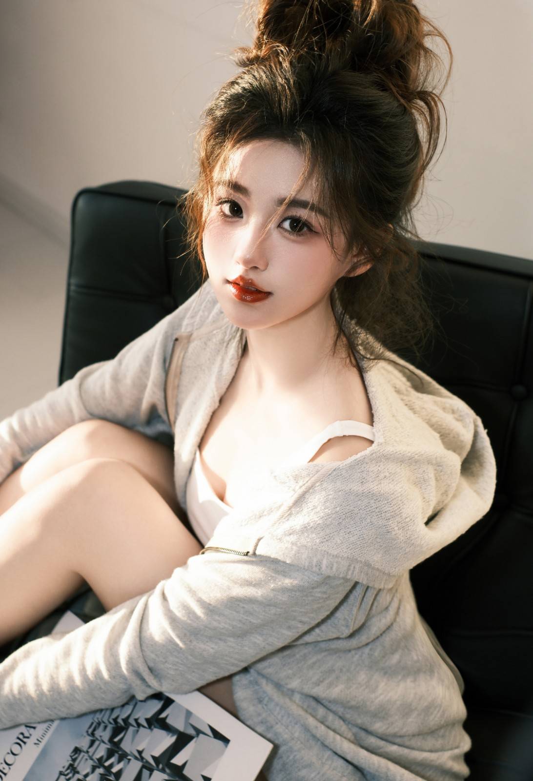 高扎马尾辫美女灰色居家套装短裤全身穿着明媚如阳光超高清私房写真图集