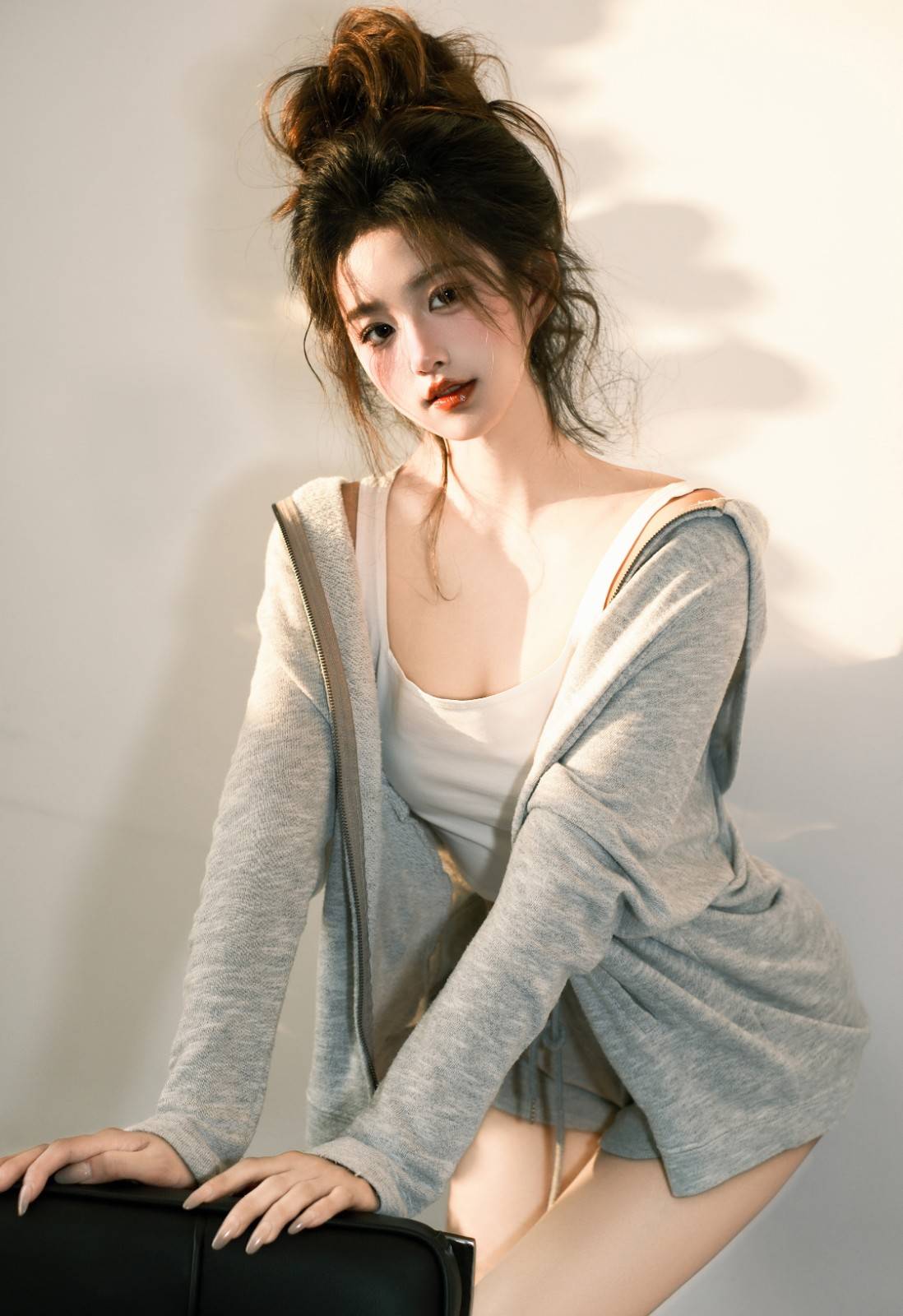 高扎马尾辫美女灰色居家套装短裤全身穿着明媚如阳光超高清私房写真图集