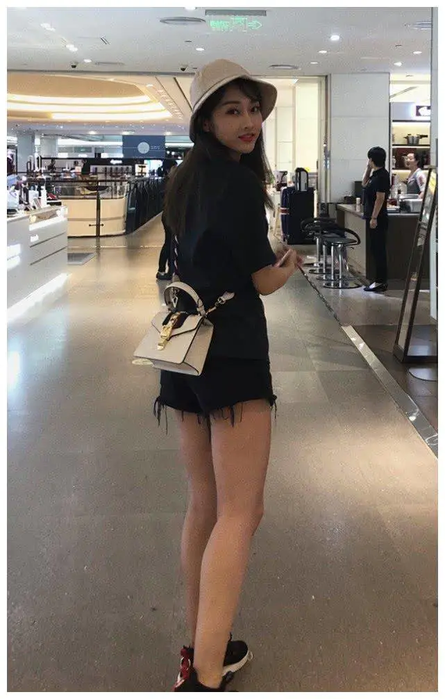 宣璐机场街拍:用原相机拍照力证腿长,不料意外暴露真实腿围! 宣璐机场街拍:用原相机拍照力证腿长,不料意外暴露真实腿围!
