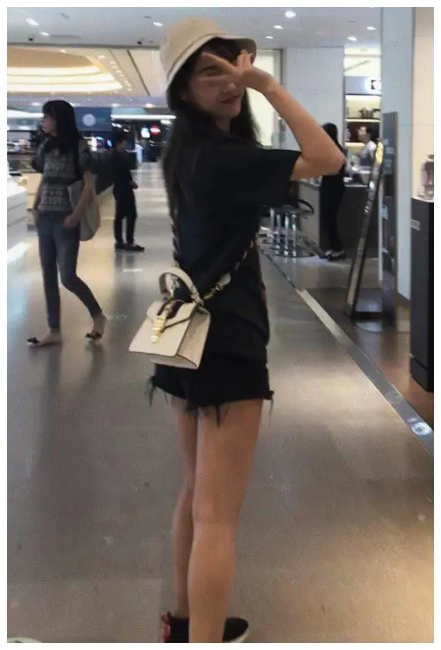 宣璐机场街拍:用原相机拍照力证腿长,不料意外暴露真实腿围! 宣璐机场街拍:用原相机拍照力证腿长,不料意外暴露真实腿围!