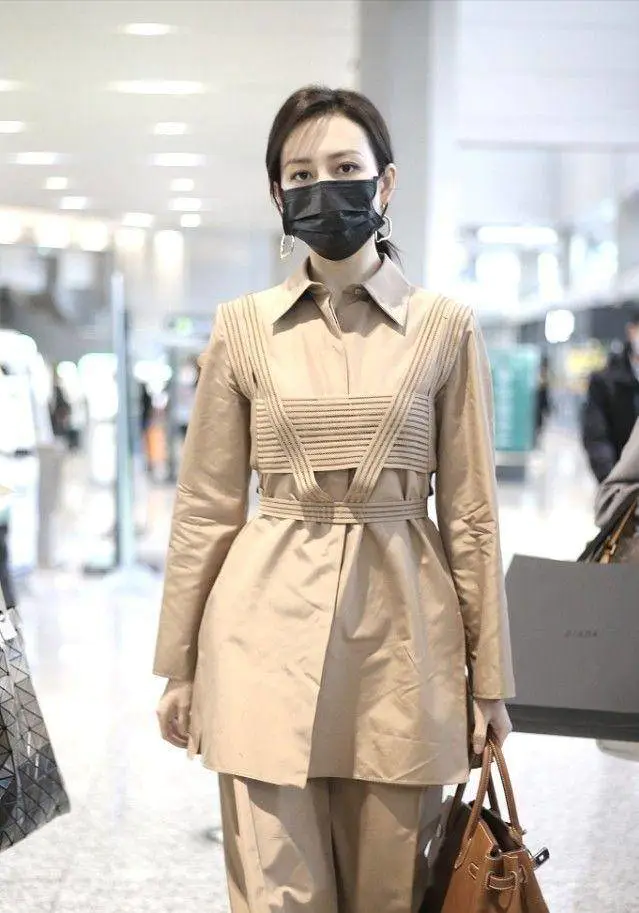 王鸥机场街拍:开衫+牛仔裤+棒球帽,时髦洋气又减龄 王鸥机场街拍:开衫+牛仔裤+棒球帽,时髦洋气又减龄