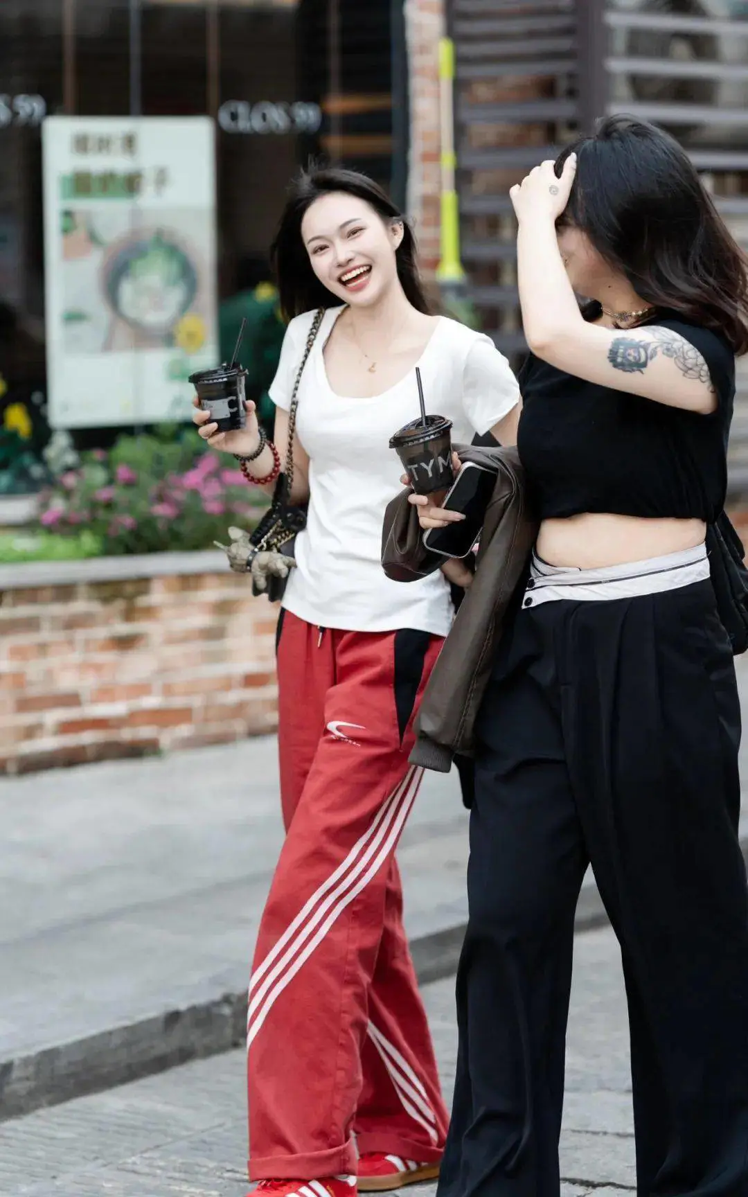 看成都街拍发现:黑白灰才是永不过时的经典色 看成都街拍发现:黑白灰才是永不过时的经典色