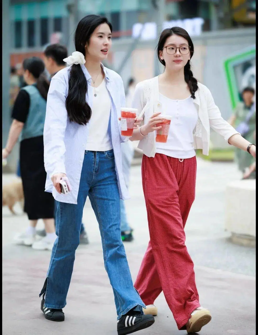 看成都街拍发现:黑白灰才是永不过时的经典色 看成都街拍发现:黑白灰才是永不过时的经典色