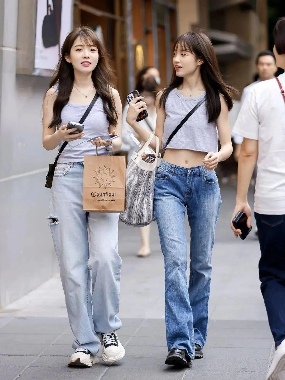 看成都街拍发现:黑白灰才是永不过时的经典色 看成都街拍发现:黑白灰才是永不过时的经典色