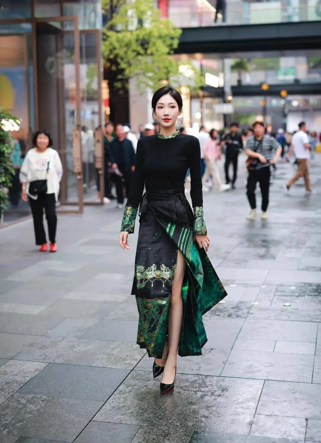 看成都街拍发现:黑白灰才是永不过时的经典色 看成都街拍发现:黑白灰才是永不过时的经典色