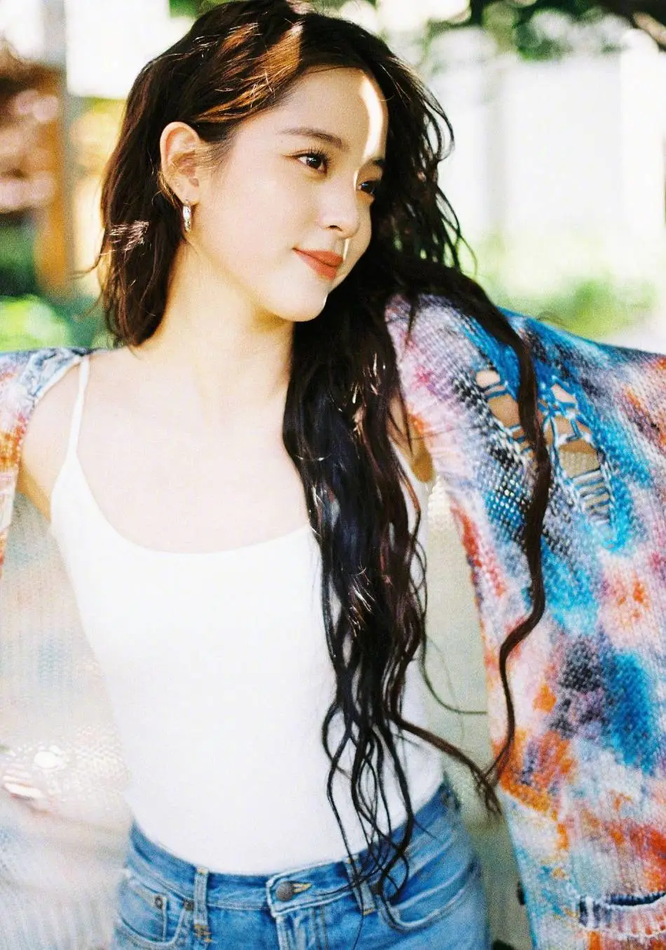 欧阳娜娜穿小吊带搭针织开衫大秀香肩!青春无敌美爆了 欧阳娜娜穿小吊带搭针织开衫大秀香肩!青春无敌美爆了
