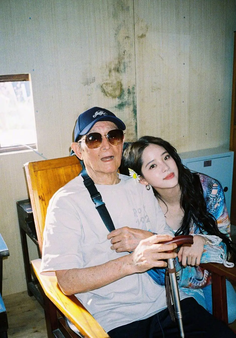 欧阳娜娜穿小吊带搭针织开衫大秀香肩!青春无敌美爆了 欧阳娜娜穿小吊带搭针织开衫大秀香肩!青春无敌美爆了