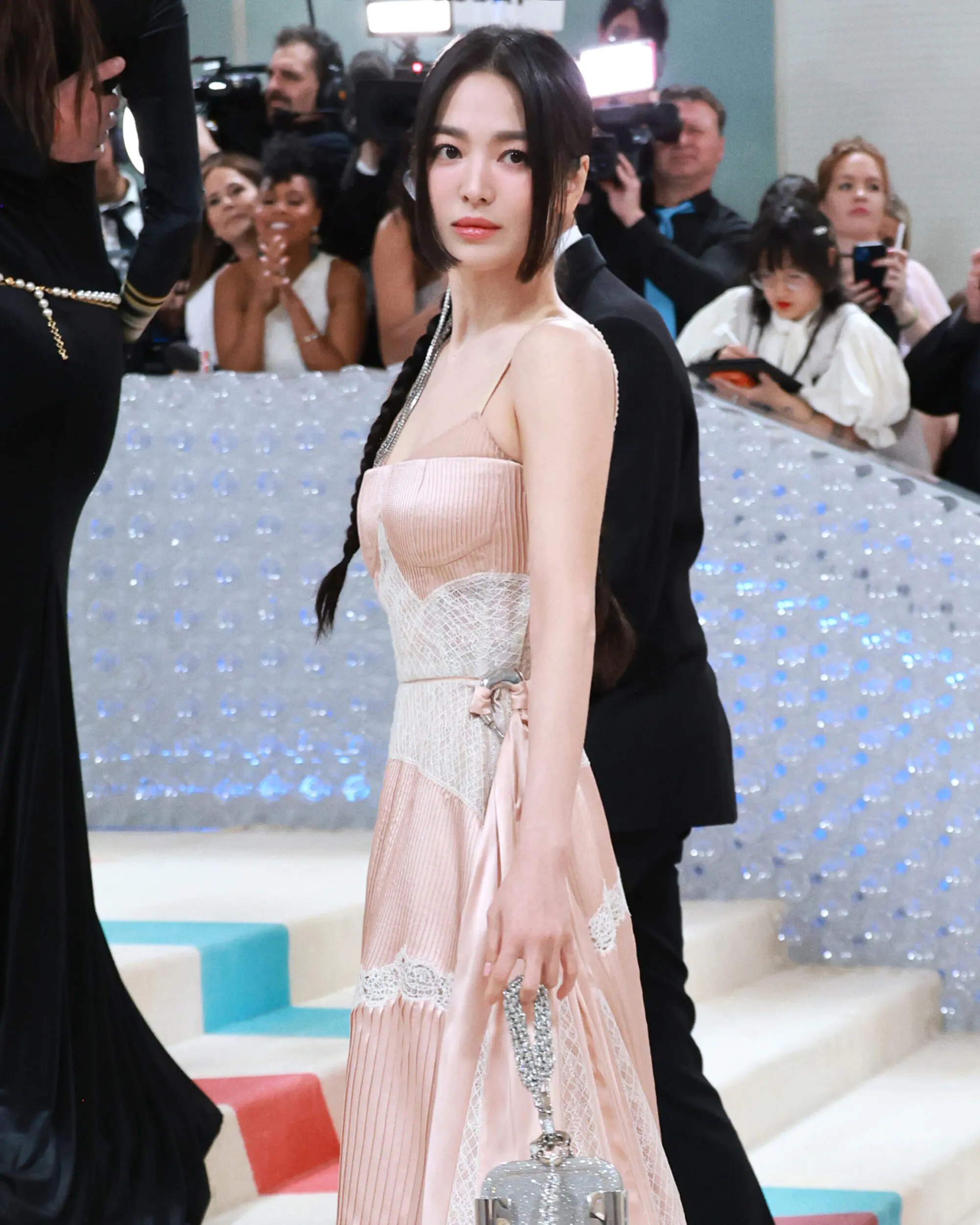 宋慧乔首次登上Met Gala,和Jennie有惊喜合照,还有更多的美照 宋慧乔首次登上Met Gala,和Jennie有惊喜合照,还有更多的美照