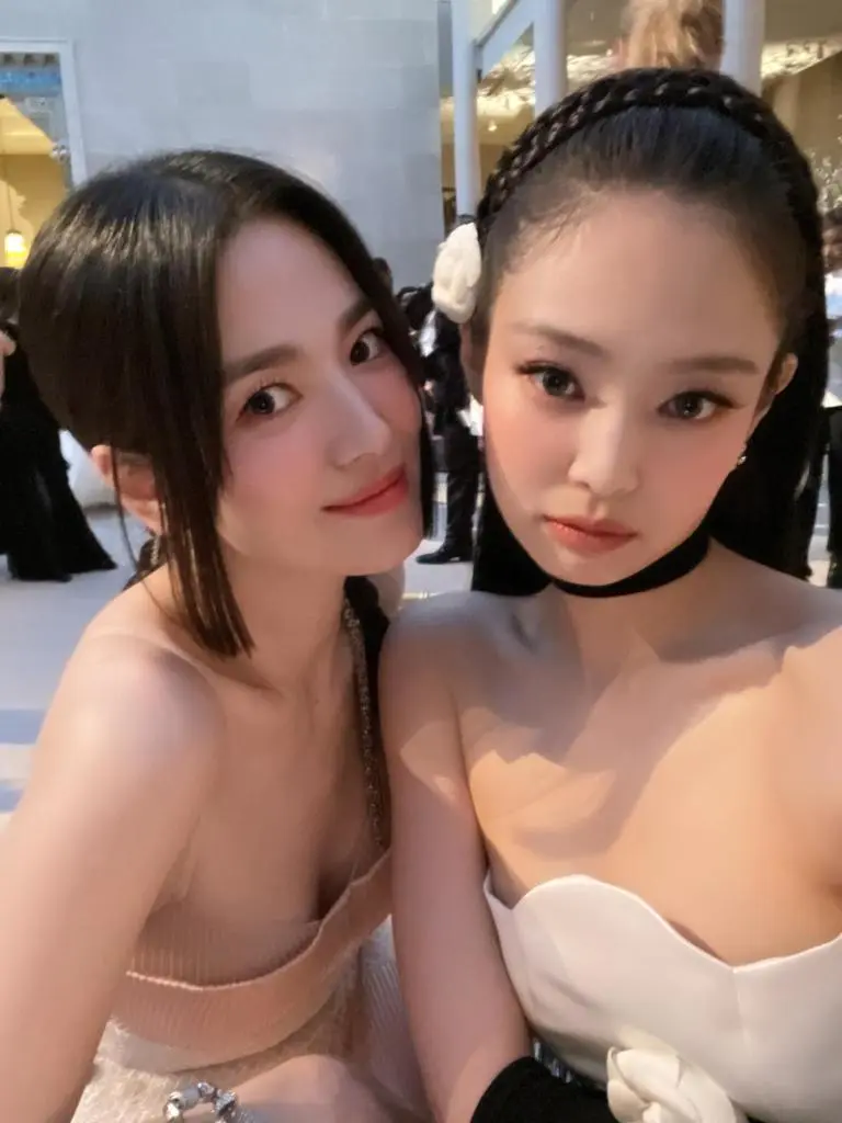 宋慧乔首次登上Met Gala,和Jennie有惊喜合照,还有更多的美照 宋慧乔首次登上Met Gala,和Jennie有惊喜合照,还有更多的美照