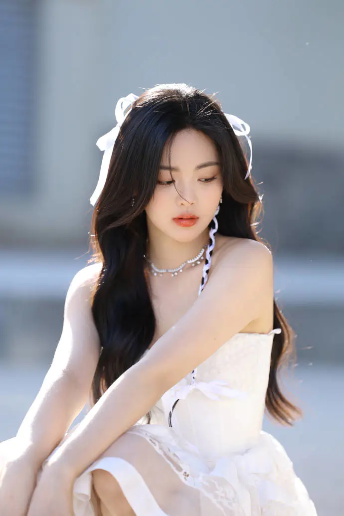 杨超越穿纯白抹胸连衣裙!雪肤玉貌曼妙身材美若天仙 杨超越穿纯白抹胸连衣裙!雪肤玉貌曼妙身材美若天仙