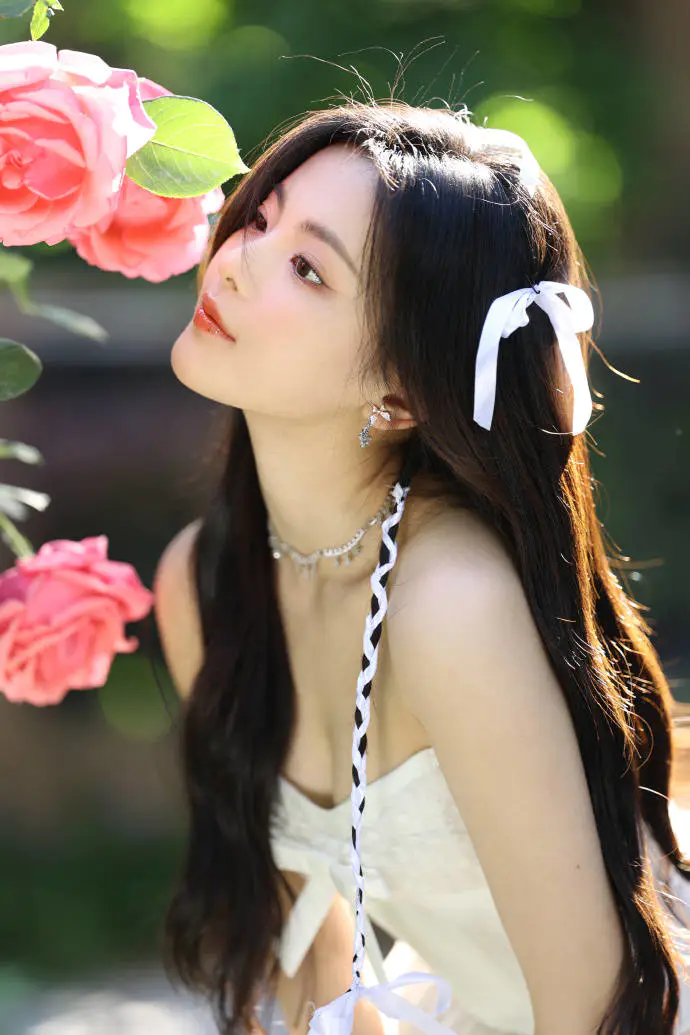 杨超越穿纯白抹胸连衣裙!雪肤玉貌曼妙身材美若天仙 杨超越穿纯白抹胸连衣裙!雪肤玉貌曼妙身材美若天仙