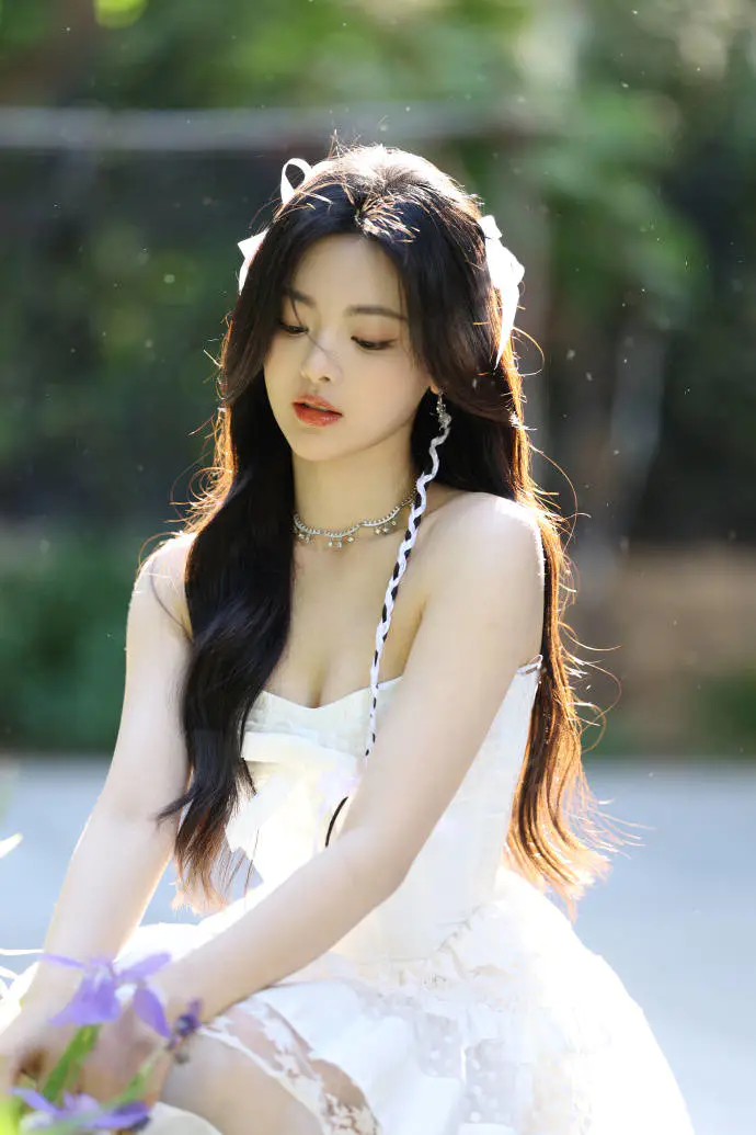 杨超越穿纯白抹胸连衣裙!雪肤玉貌曼妙身材美若天仙 杨超越穿纯白抹胸连衣裙!雪肤玉貌曼妙身材美若天仙