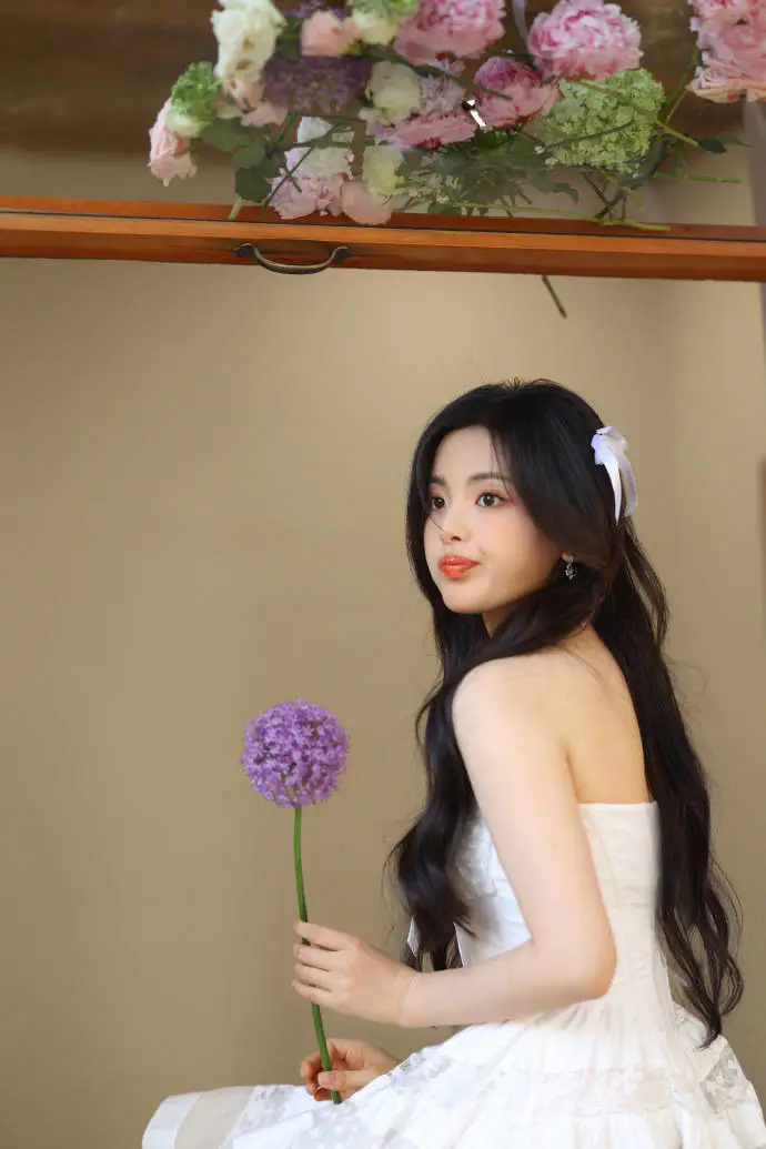 杨超越穿纯白抹胸连衣裙!雪肤玉貌曼妙身材美若天仙 杨超越穿纯白抹胸连衣裙!雪肤玉貌曼妙身材美若天仙