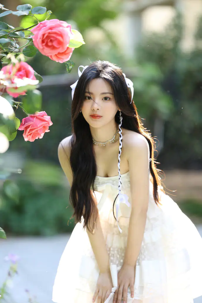 杨超越穿纯白抹胸连衣裙!雪肤玉貌曼妙身材美若天仙 杨超越穿纯白抹胸连衣裙!雪肤玉貌曼妙身材美若天仙