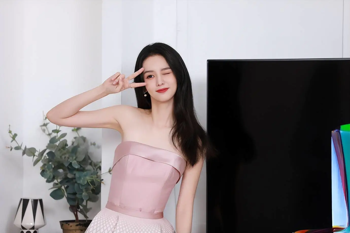 周也穿粉色抹胸裙大秀香肩!青春玉女美爆了 周也穿粉色抹胸裙大秀香肩!青春玉女美爆了