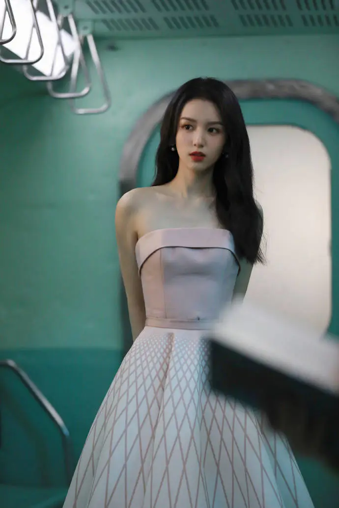 周也穿粉色抹胸裙大秀香肩!青春玉女美爆了 周也穿粉色抹胸裙大秀香肩!青春玉女美爆了