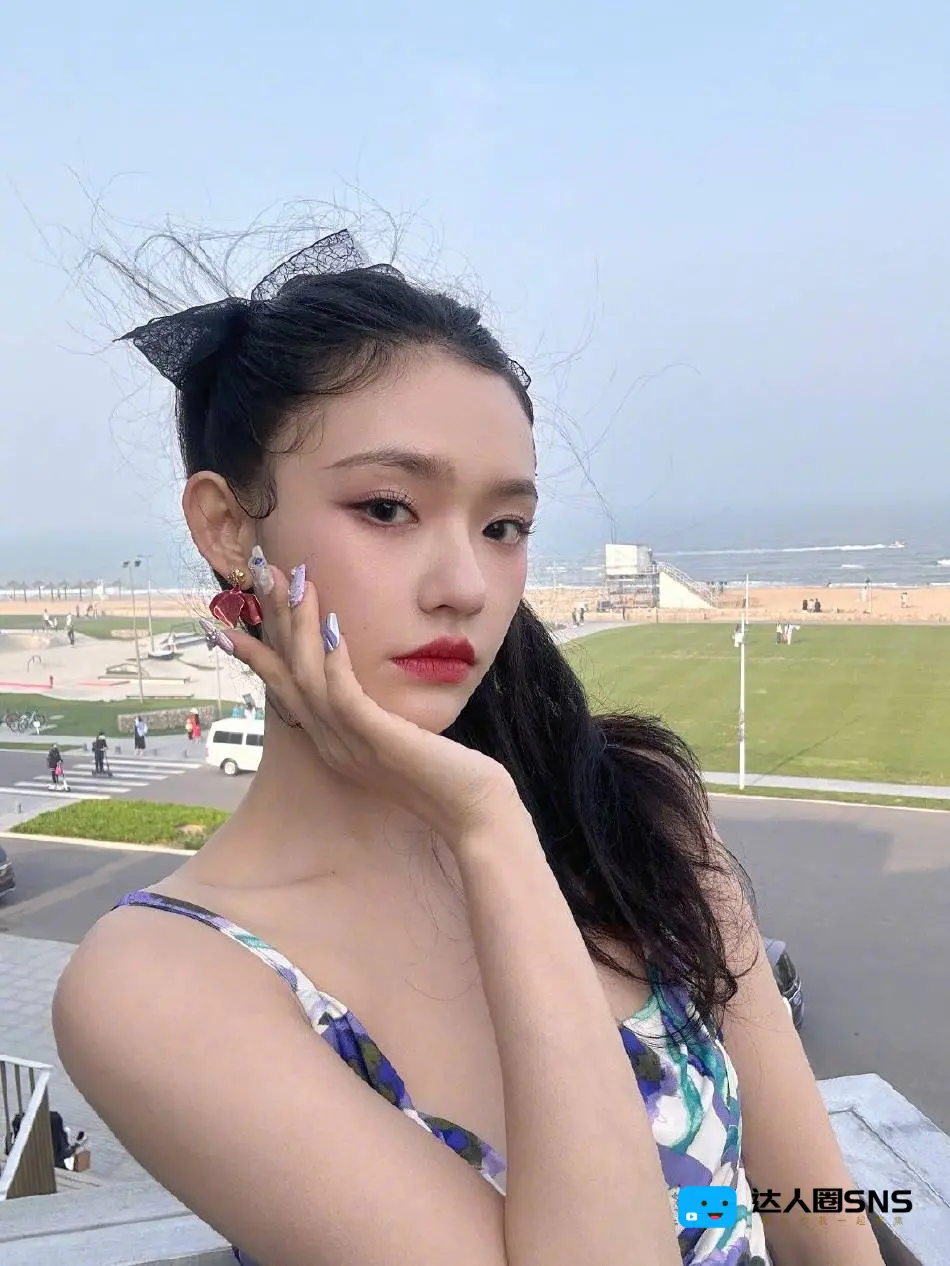 林允穿鸢尾印花吊带裙超妩媚!雪肤玉貌性感魅力猛增 林允穿鸢尾印花吊带裙超妩媚!雪肤玉貌性感魅力猛增