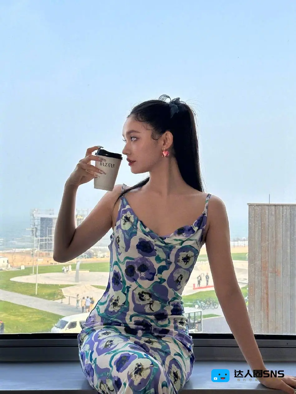 林允穿鸢尾印花吊带裙超妩媚!雪肤玉貌性感魅力猛增 林允穿鸢尾印花吊带裙超妩媚!雪肤玉貌性感魅力猛增