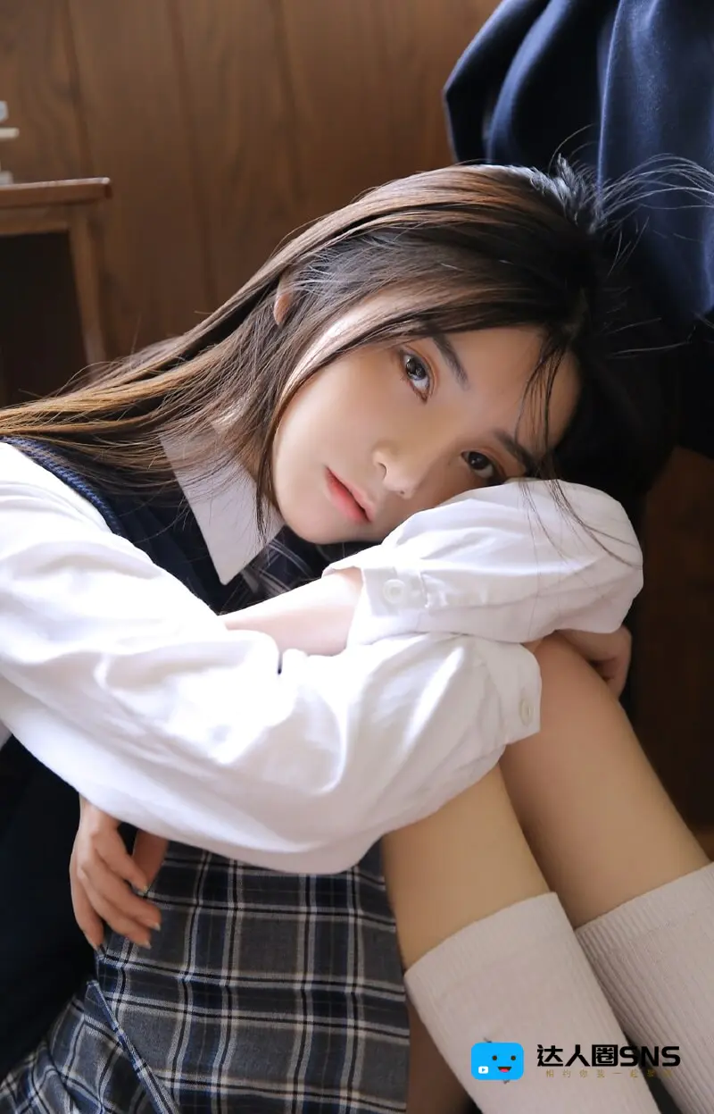 长发美女校花学生制服清新甜美室内图片写真 长发美女校花学生制服清新甜美室内图片写真