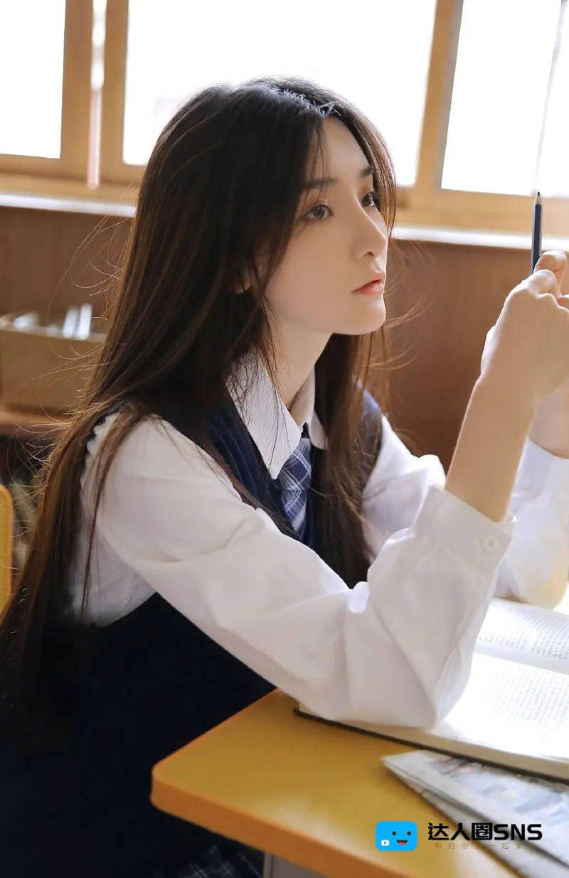 长发美女校花学生制服清新甜美室内图片写真 长发美女校花学生制服清新甜美室内图片写真