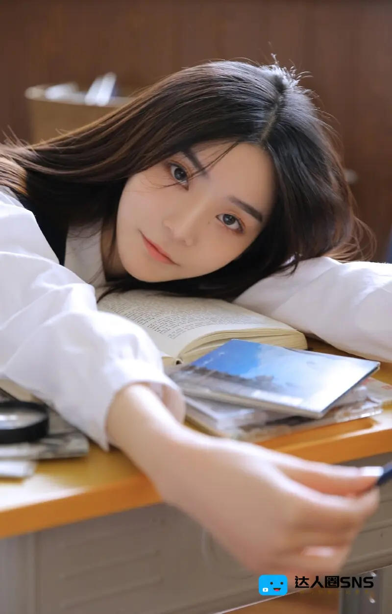长发美女校花学生制服清新甜美室内图片写真 长发美女校花学生制服清新甜美室内图片写真