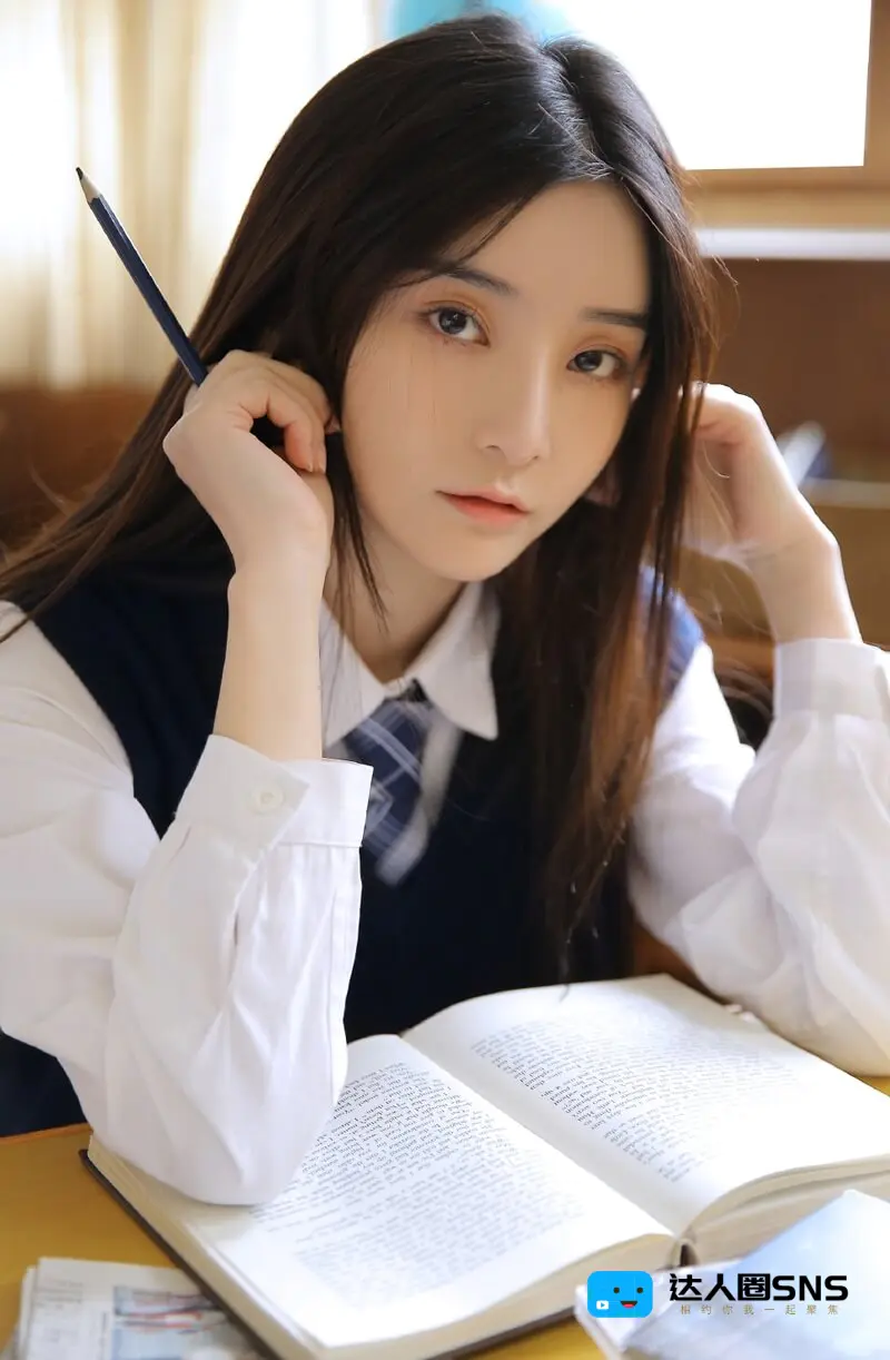 长发美女校花学生制服清新甜美室内图片写真 长发美女校花学生制服清新甜美室内图片写真