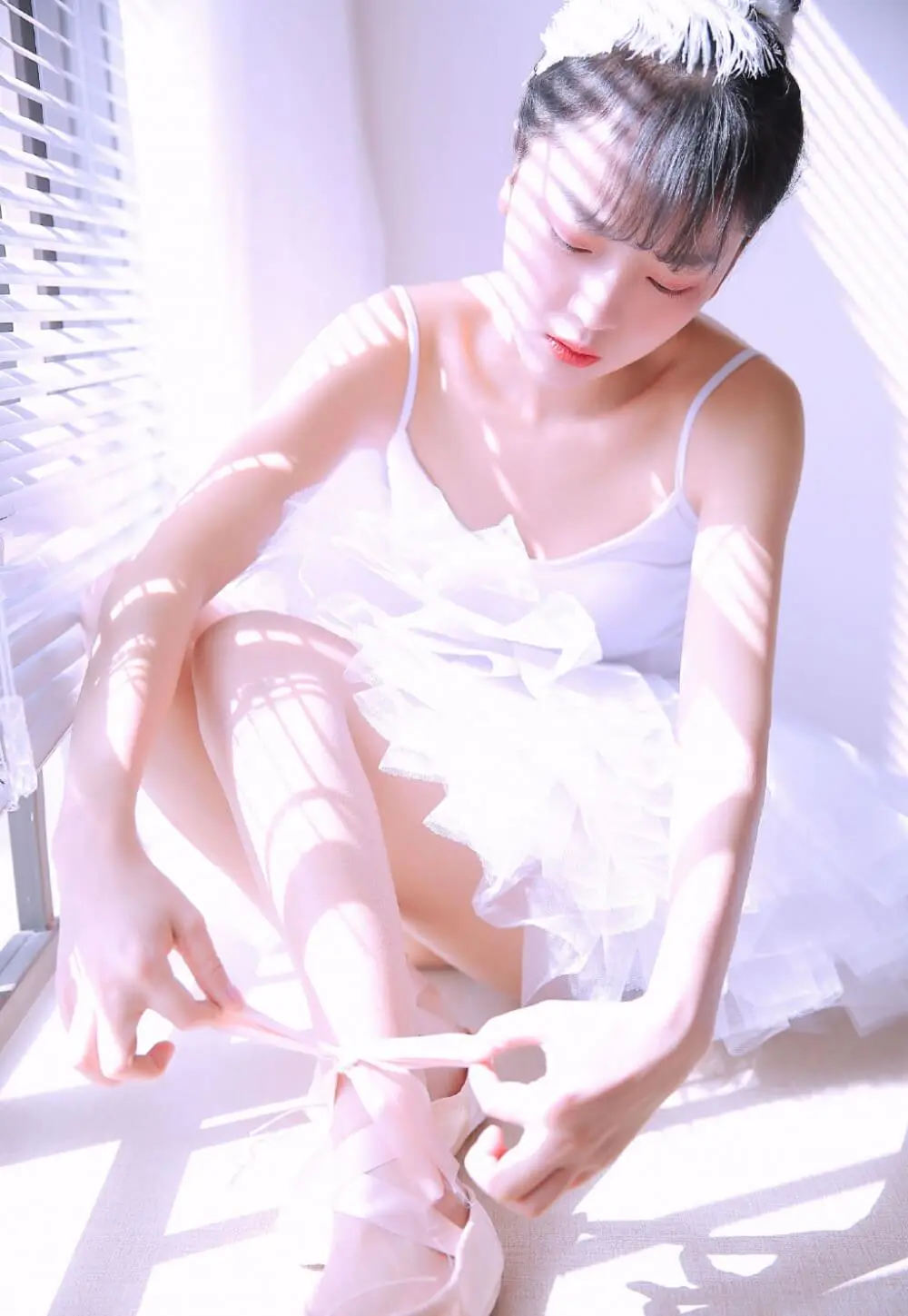 阳光下的芭蕾舞美女白皙大长腿光滑柔嫩图片 阳光下的芭蕾舞美女白皙大长腿光滑柔嫩图片