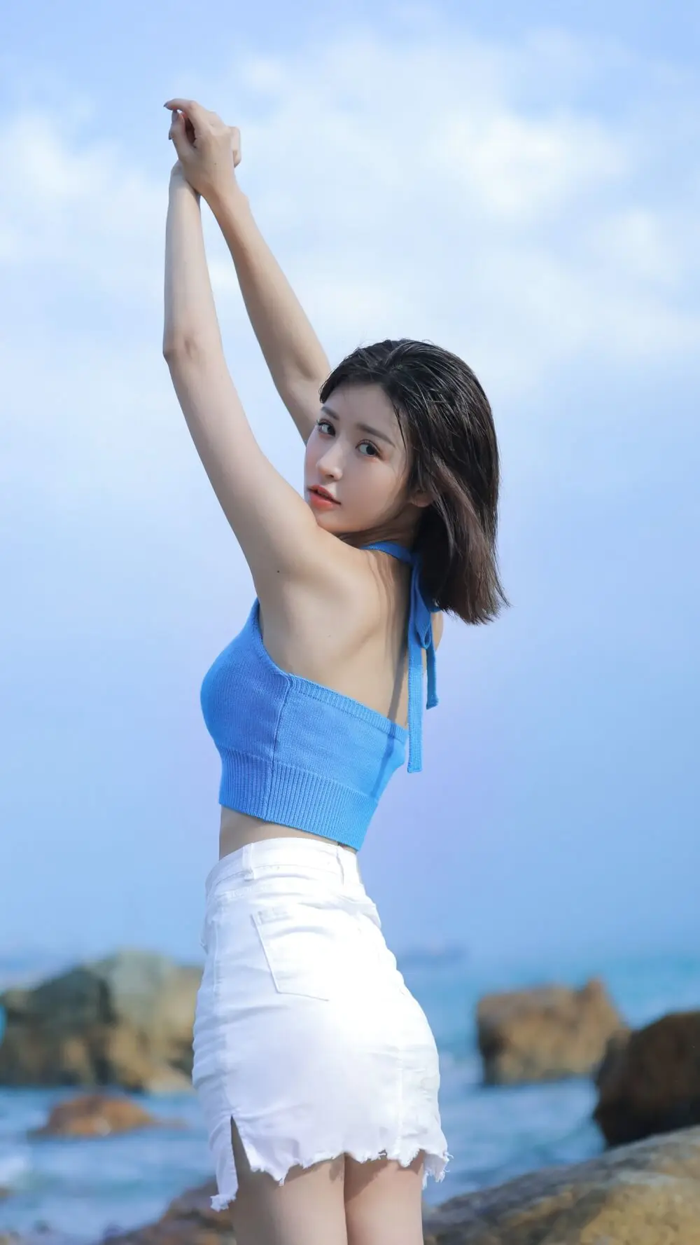 短发美眉露脐装超短裤小蛮腰大长腿海边写真 短发美眉露脐装超短裤小蛮腰大长腿海边写真