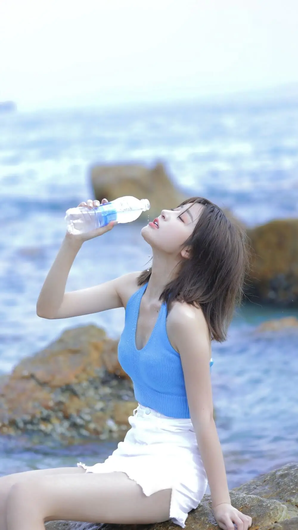 短发美眉露脐装超短裤小蛮腰大长腿海边写真 短发美眉露脐装超短裤小蛮腰大长腿海边写真