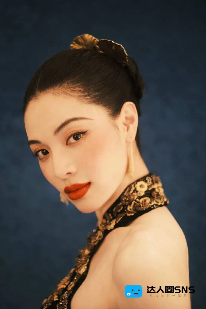 钟楚曦穿黑金旗袍亮相戛纳!身姿曼妙太有女人味 钟楚曦穿黑金旗袍亮相戛纳!身姿曼妙太有女人味