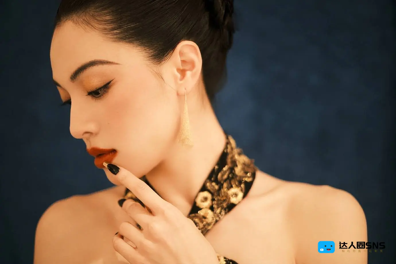 钟楚曦穿黑金旗袍亮相戛纳!身姿曼妙太有女人味 钟楚曦穿黑金旗袍亮相戛纳!身姿曼妙太有女人味