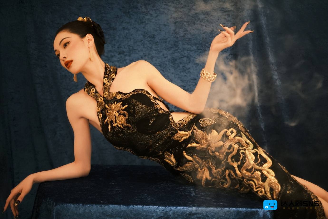 钟楚曦穿黑金旗袍亮相戛纳!身姿曼妙太有女人味 钟楚曦穿黑金旗袍亮相戛纳!身姿曼妙太有女人味
