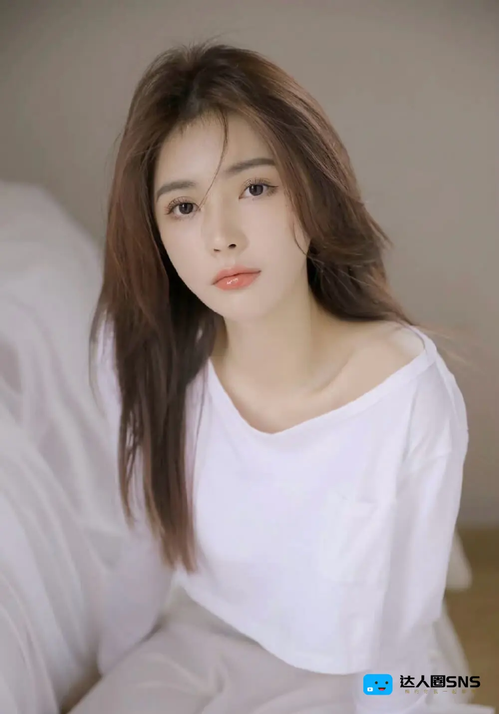 气质美女长发披肩小露香肩优雅迷人私房写真 气质美女长发披肩小露香肩优雅迷人私房写真
