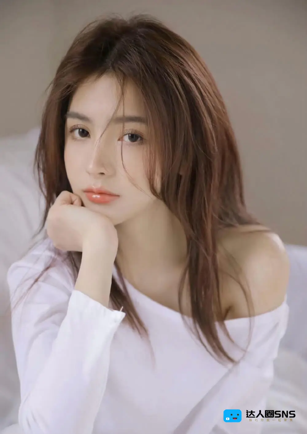 气质美女长发披肩小露香肩优雅迷人私房写真 气质美女长发披肩小露香肩优雅迷人私房写真