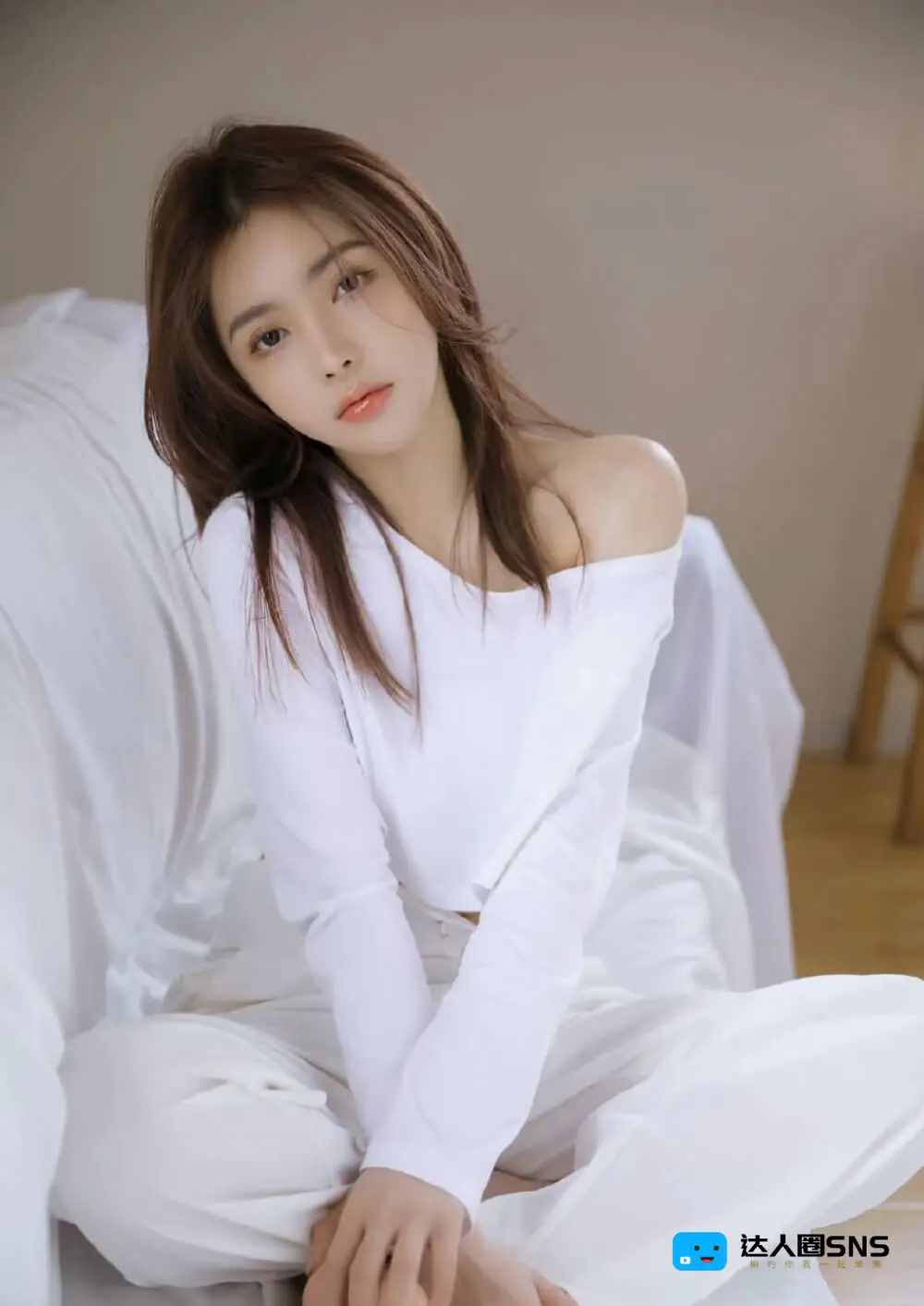 气质美女长发披肩小露香肩优雅迷人私房写真 气质美女长发披肩小露香肩优雅迷人私房写真
