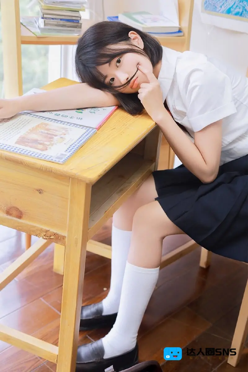 穿JK制服的美女学生妹齐肩短发清纯写真图片 穿JK制服的美女学生妹齐肩短发清纯写真图片