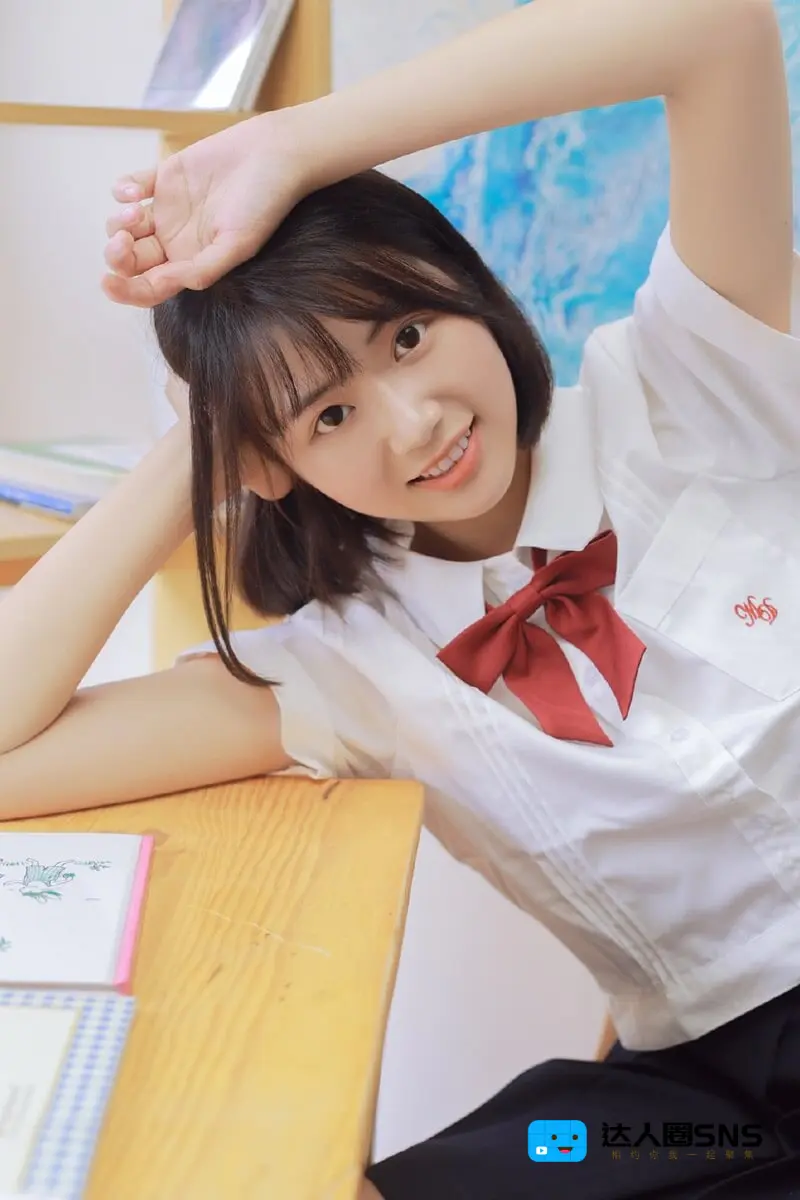 穿JK制服的美女学生妹齐肩短发清纯写真图片 穿JK制服的美女学生妹齐肩短发清纯写真图片