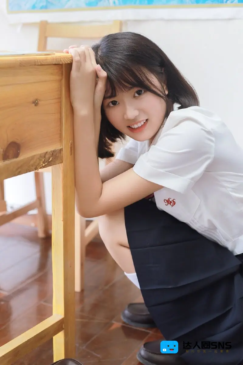 穿JK制服的美女学生妹齐肩短发清纯写真图片 穿JK制服的美女学生妹齐肩短发清纯写真图片